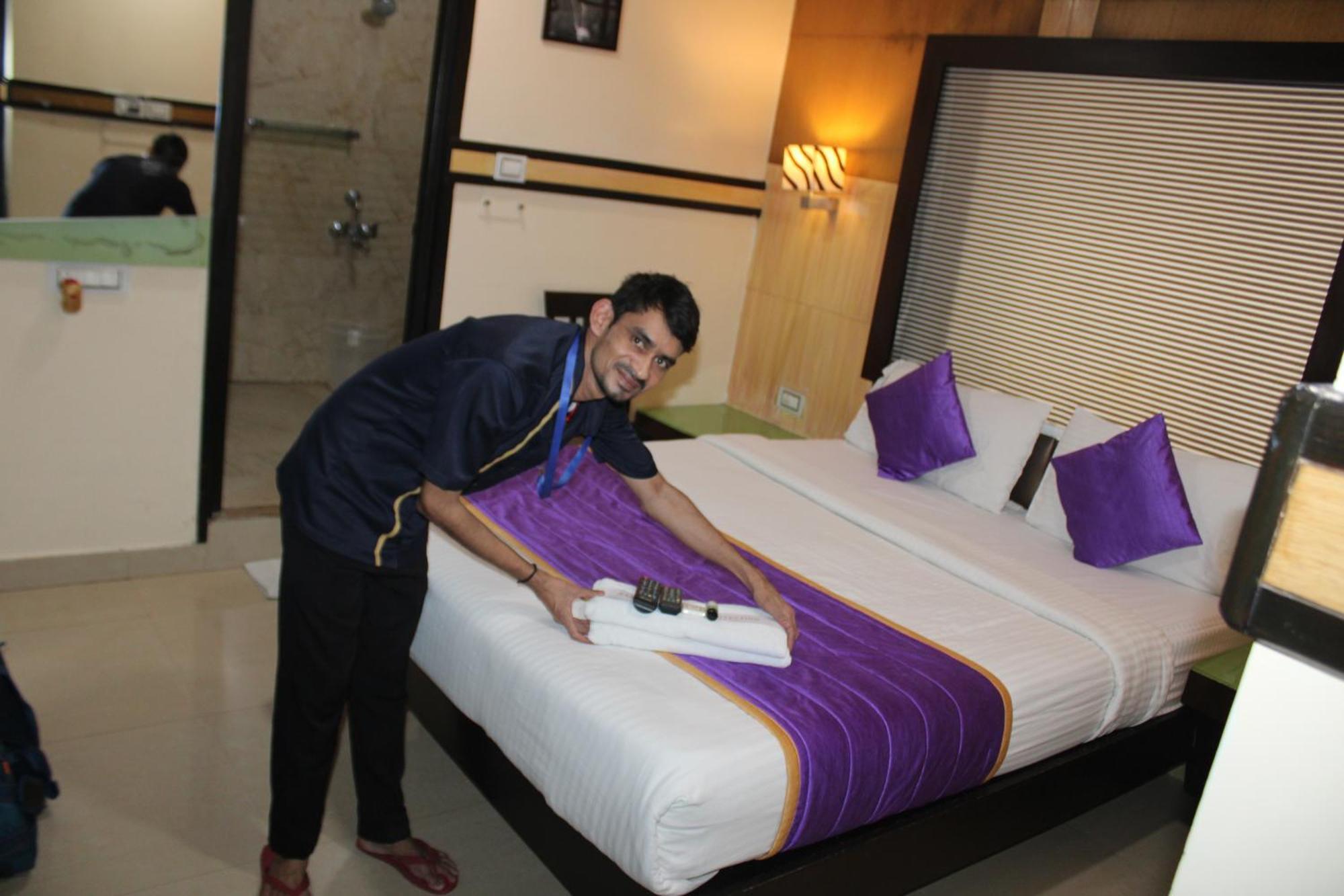 Vp International Hotel Bangalore Exterior photo