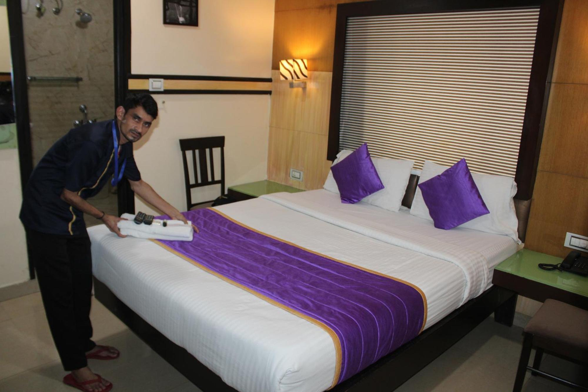 Vp International Hotel Bangalore Exterior photo