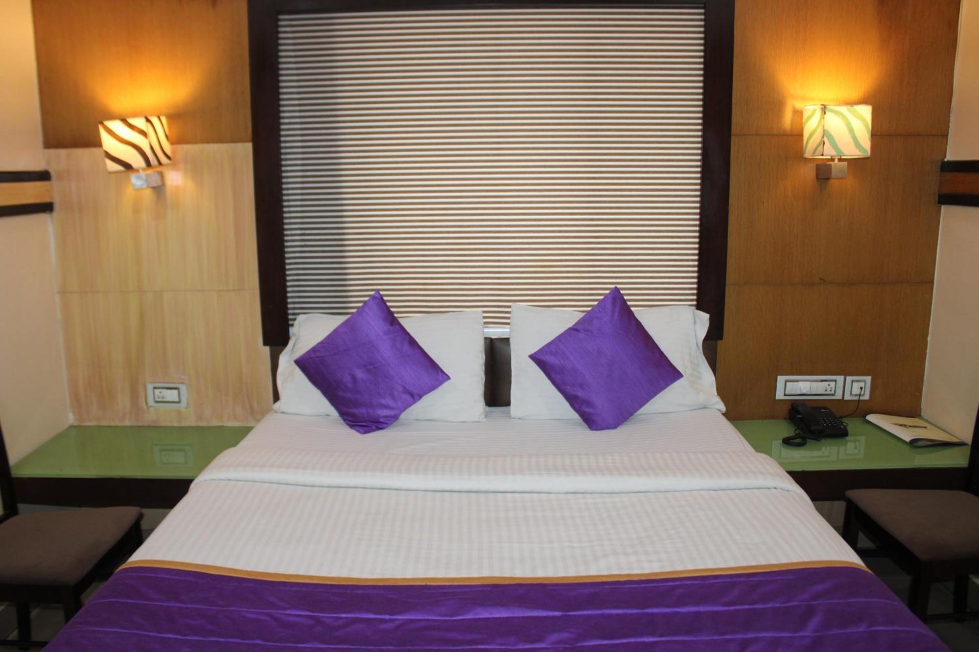 Vp International Hotel Bangalore Exterior photo