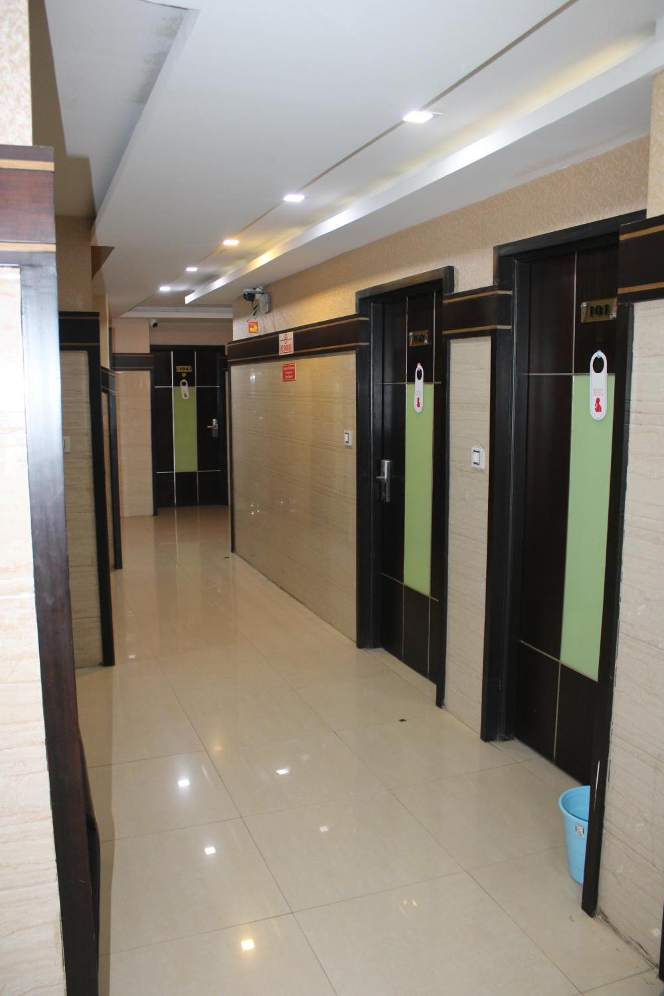 Vp International Hotel Bangalore Exterior photo