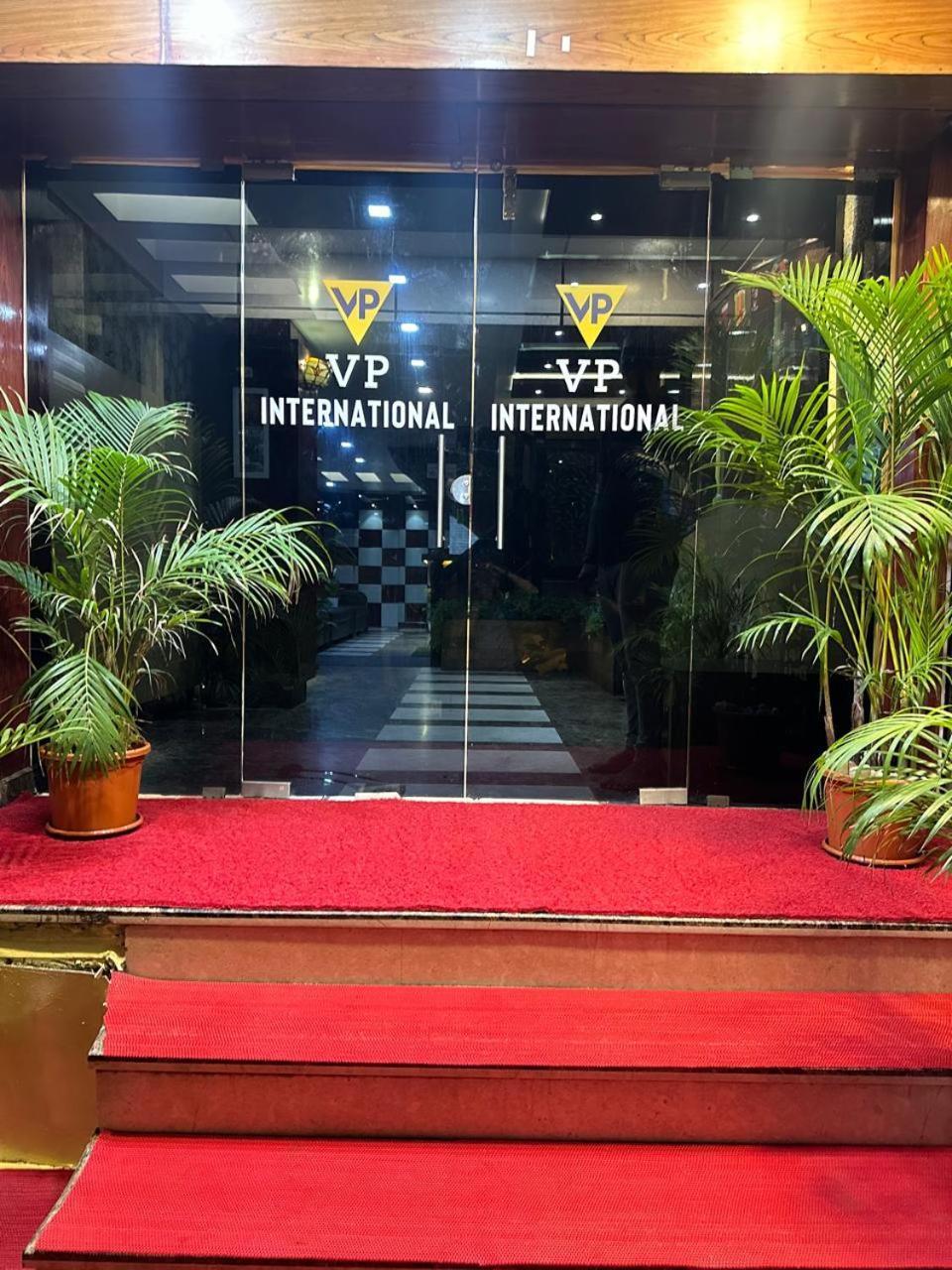 Vp International Hotel Bangalore Exterior photo