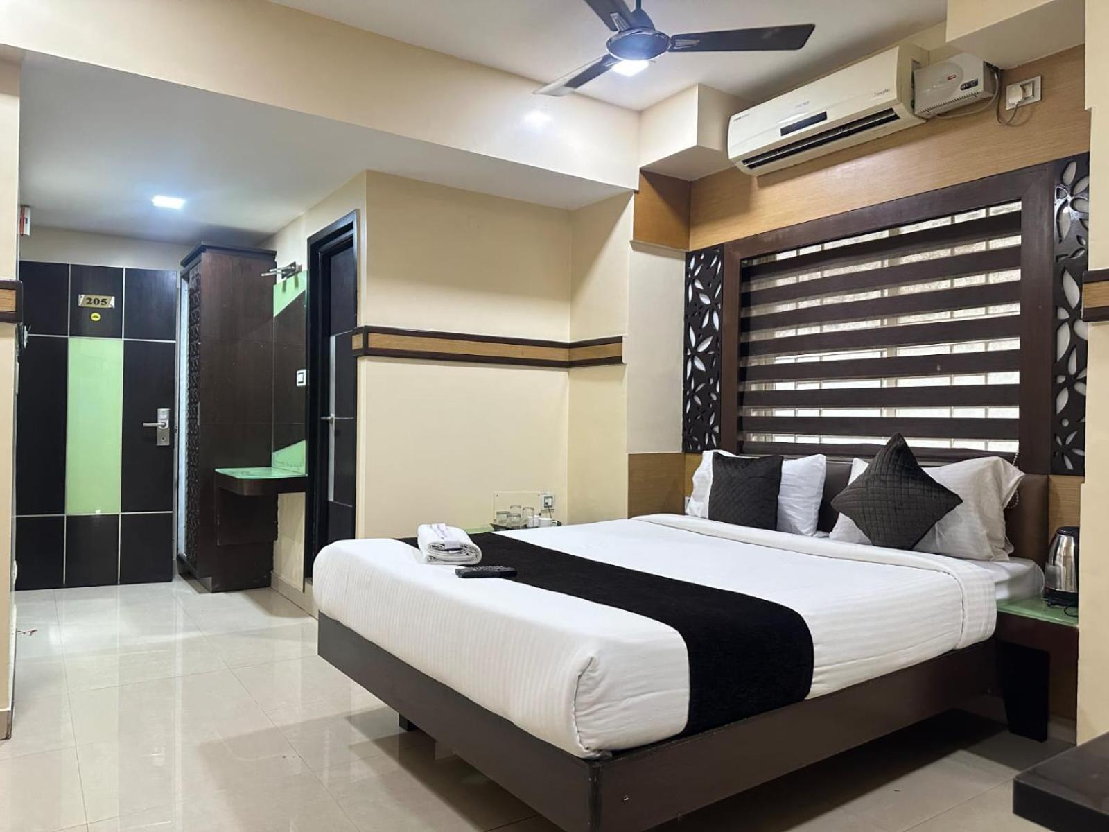 Vp International Hotel Bangalore Exterior photo
